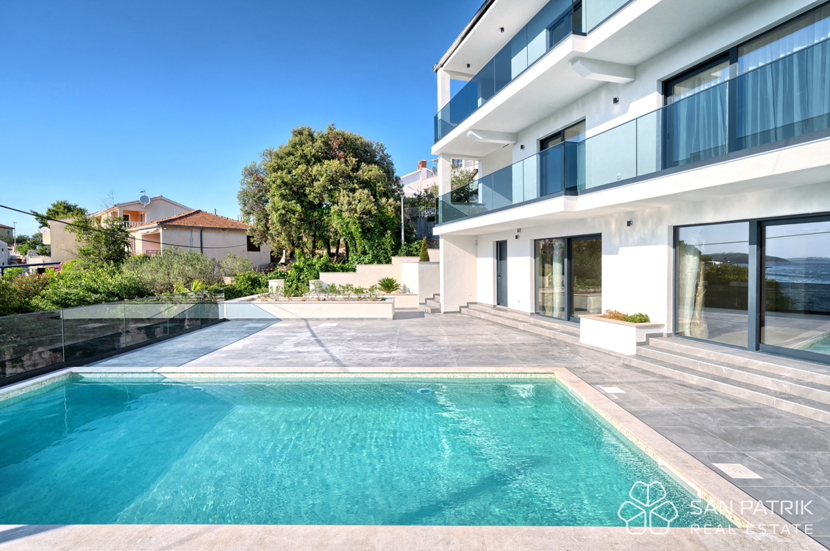 RAŽANJ – MODERNA MEDITERANSKA VILA PRVI RED OB MORJU Z BAZENOM