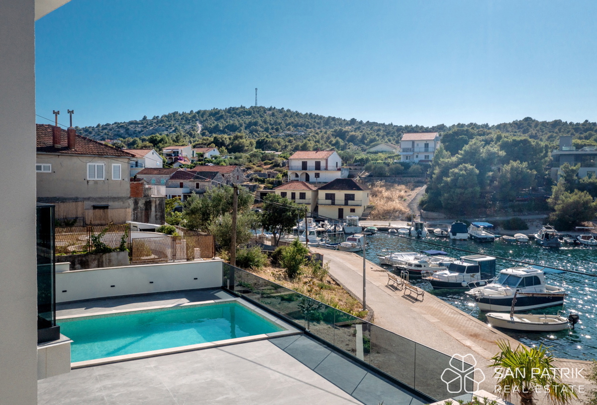 RAŽANJ – MODERNA MEDITERANSKA VILA PRVI RED OB MORJU Z BAZENOM