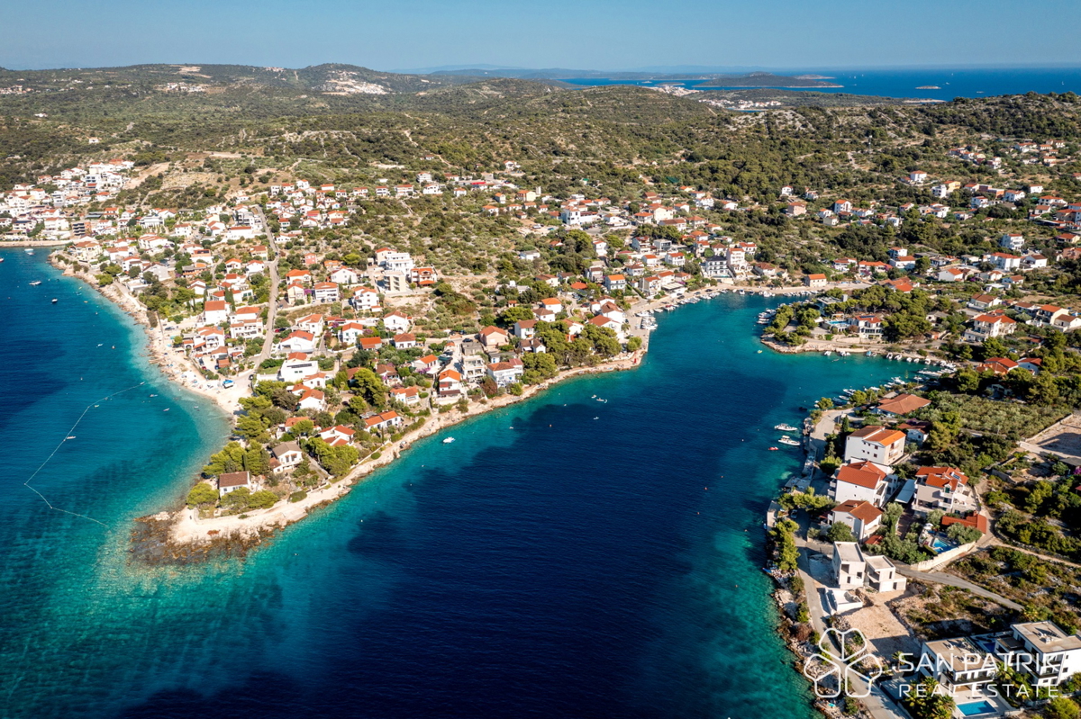 RAŽANJ – MODERNA MEDITERANSKA VILA PRVI RED OB MORJU Z BAZENOM