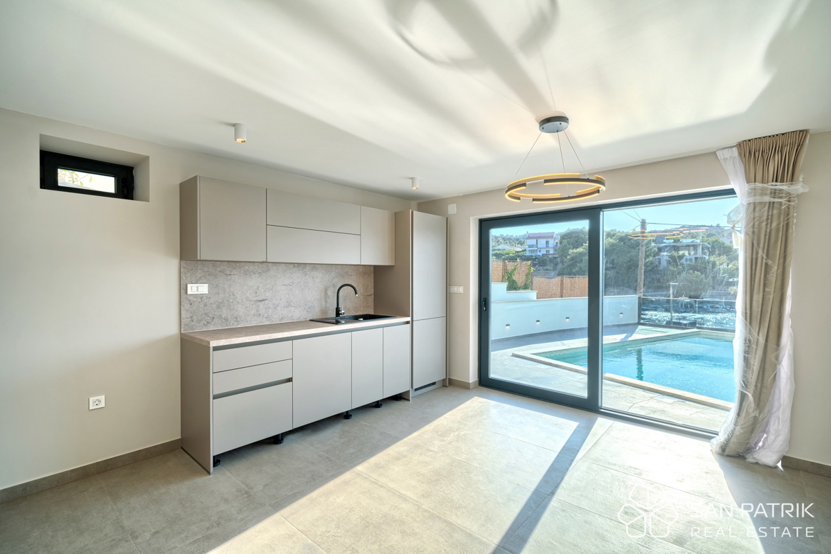 RAŽANJ – MODERNA MEDITERANSKA VILA PRVI RED OB MORJU Z BAZENOM