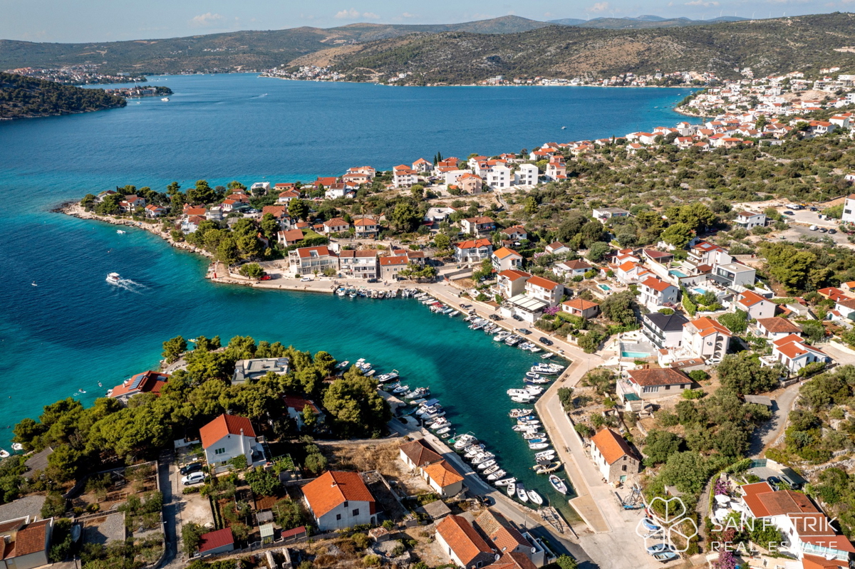 RAŽANJ – MODERNA MEDITERANSKA VILA PRVI RED OB MORJU Z BAZENOM