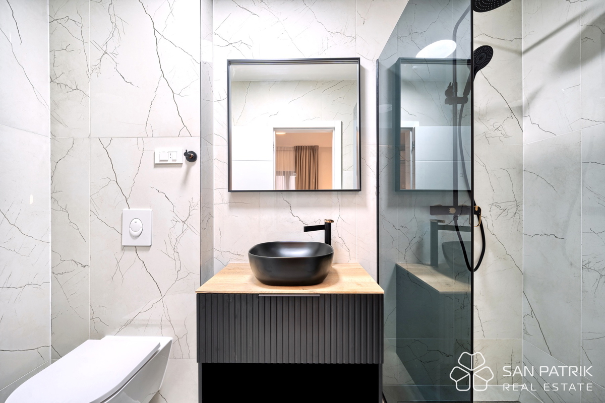 RAŽANJ – MODERNA MEDITERANSKA VILA PRVI RED OB MORJU Z BAZENOM