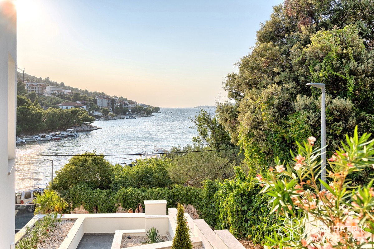 RAŽANJ – MODERNA MEDITERANSKA VILA PRVI RED OB MORJU Z BAZENOM