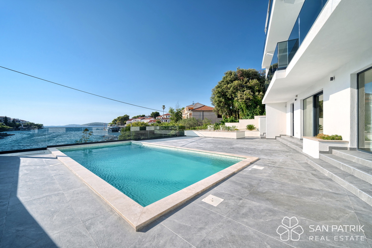 RAŽANJ – MODERNA MEDITERANSKA VILA PRVI RED OB MORJU Z BAZENOM