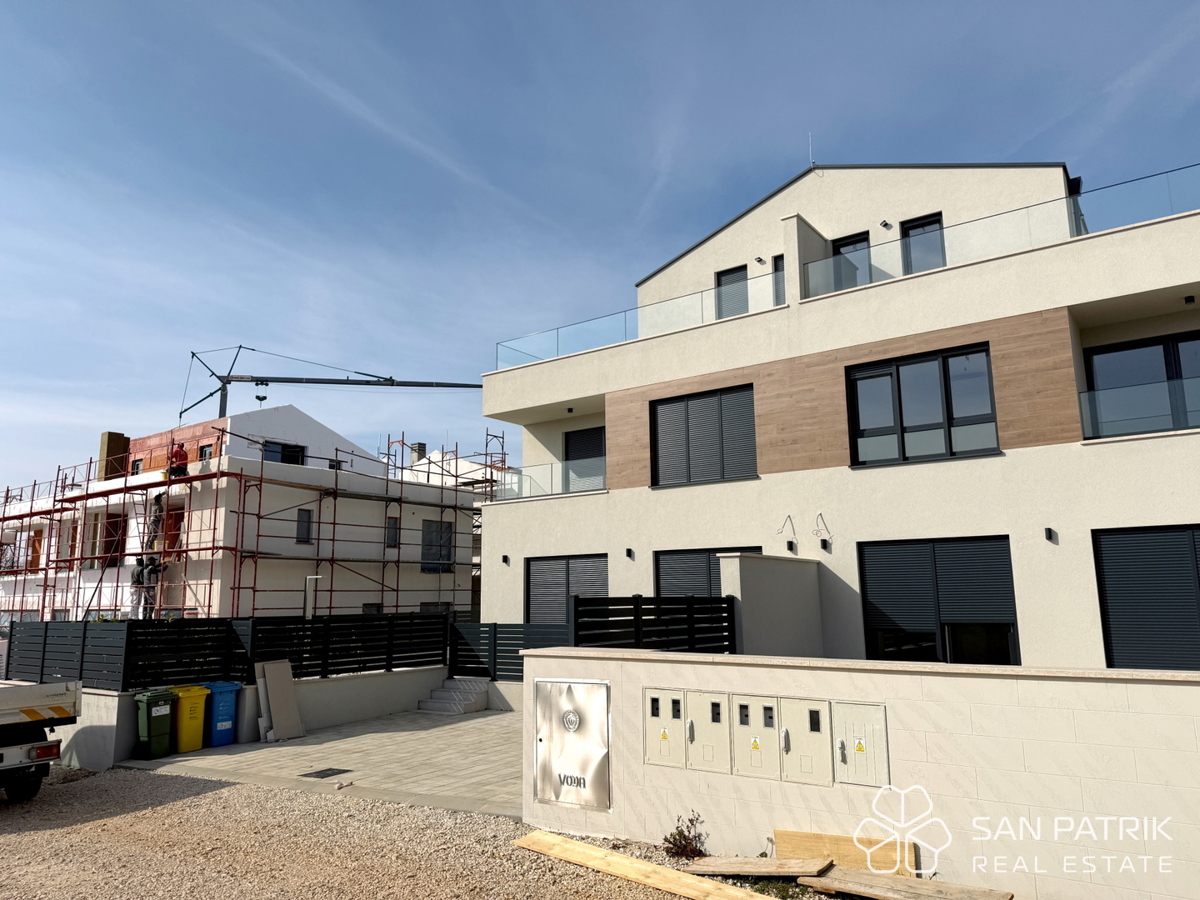 Moderna hiša s bazenom v Poreču, mirna lokacija