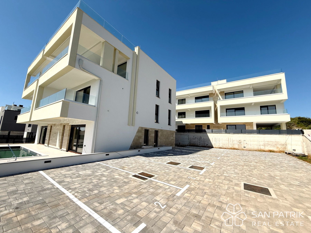 Moderen penthouse (214 m2), 250 m od morja z bazenom v Kožinu