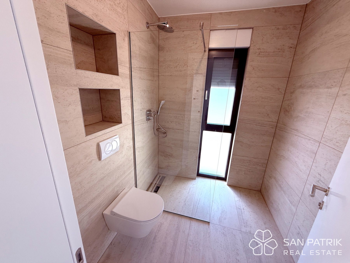 Moderen penthouse (214 m2), 250 m od morja z bazenom v Kožinu