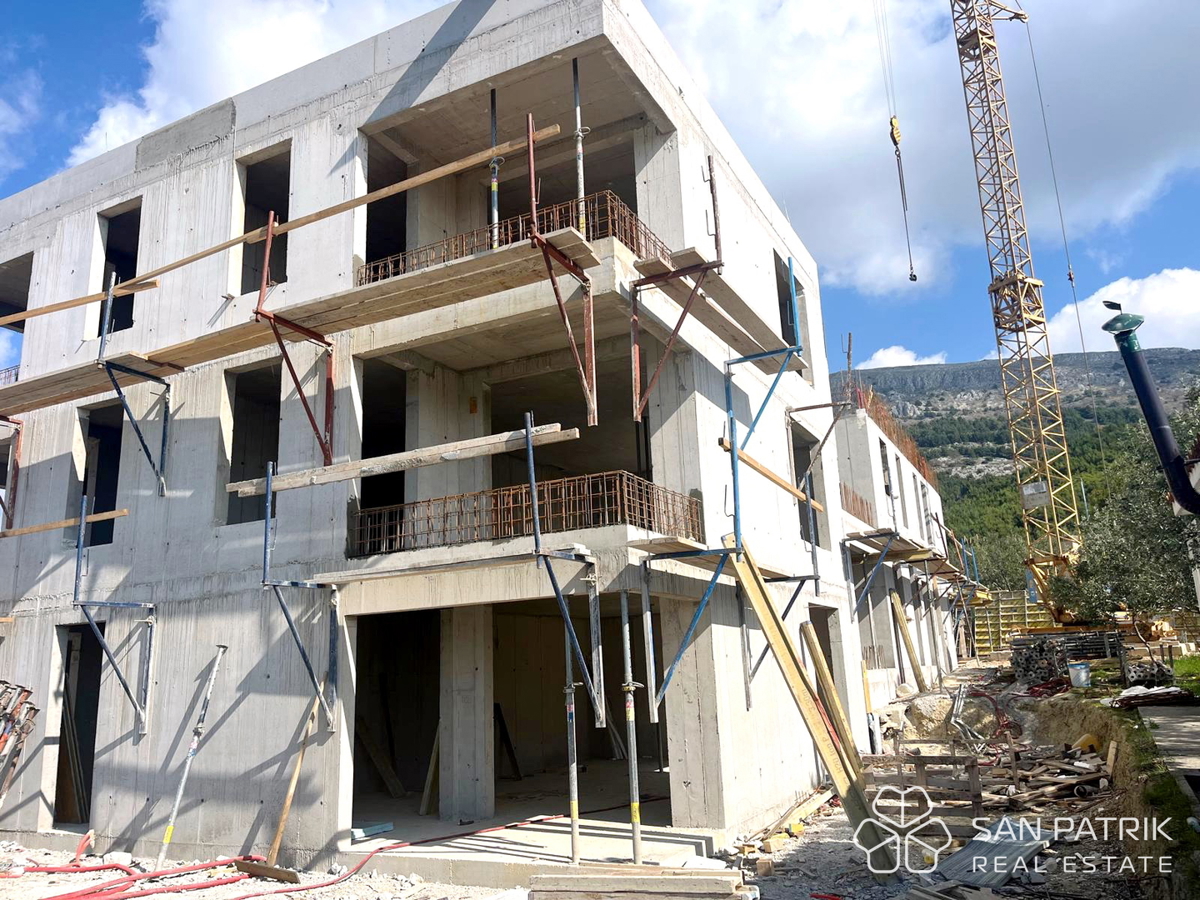 Novogradnja z razgledom na morje, 250 m od plaže, Podstrana