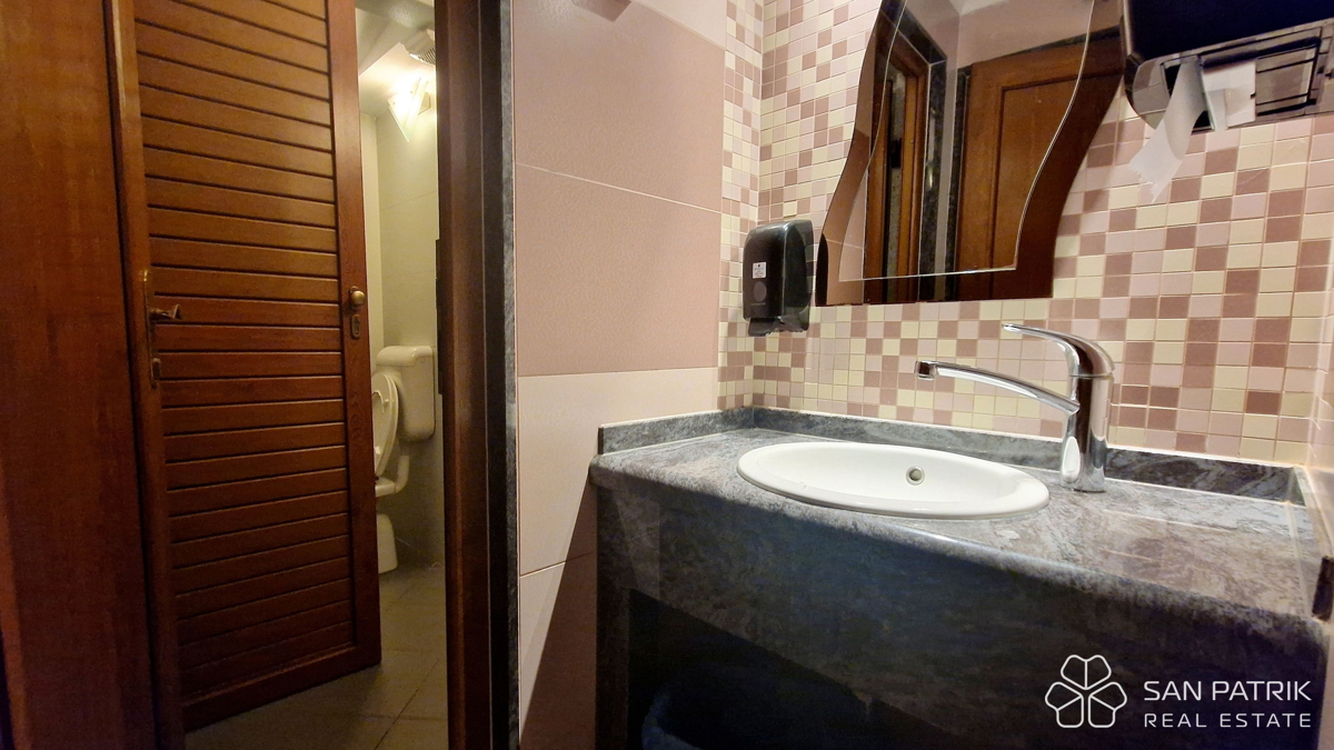 Otok Krk - Omišalj - Gostinski poslovni prostor v središču mesta