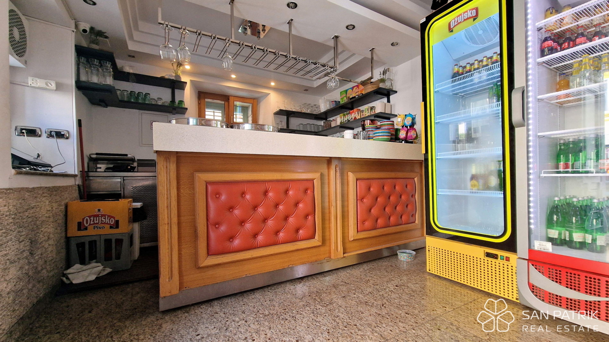 Otok Krk - Omišalj - Gostinski poslovni prostor v središču mesta