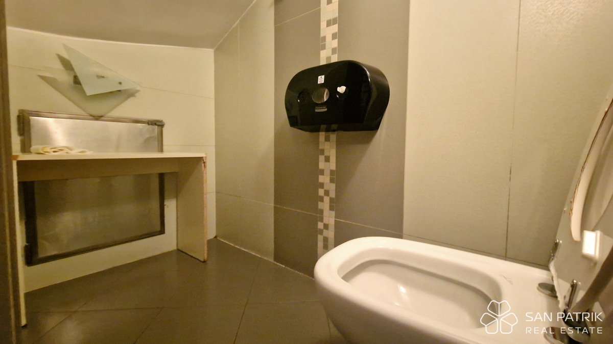 Otok Krk - Omišalj - Gostinski poslovni prostor v središču mesta