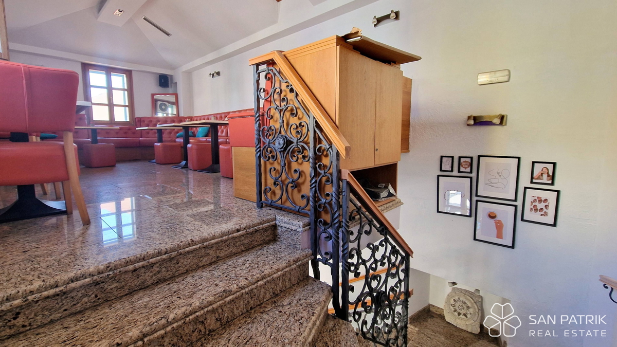 Otok Krk - Omišalj - Gostinski poslovni prostor v središču mesta