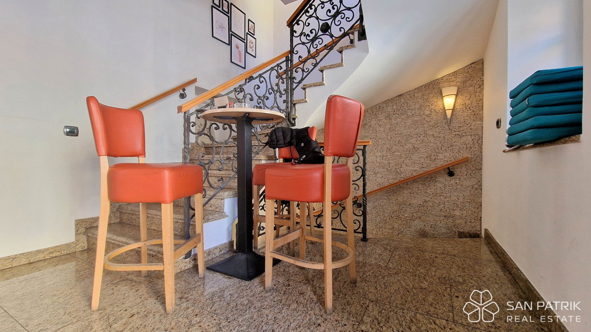 Otok Krk - Omišalj - Gostinski poslovni prostor v središču mesta