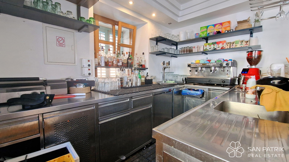 Otok Krk - Omišalj - Gostinski poslovni prostor v središču mesta