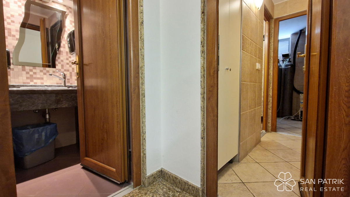 Otok Krk - Omišalj - Gostinski poslovni prostor v središču mesta