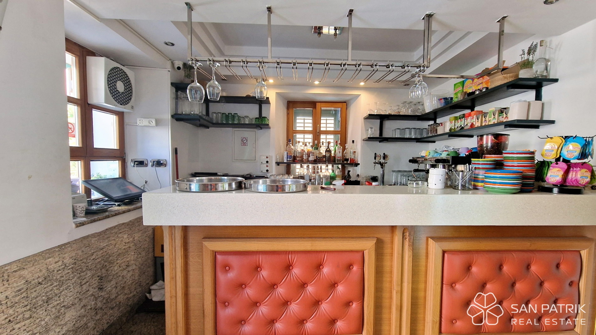 Otok Krk - Omišalj - Gostinski poslovni prostor v središču mesta