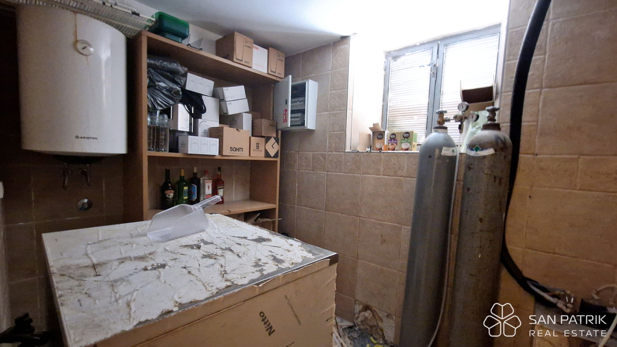 Otok Krk - Omišalj - Gostinski poslovni prostor v središču mesta