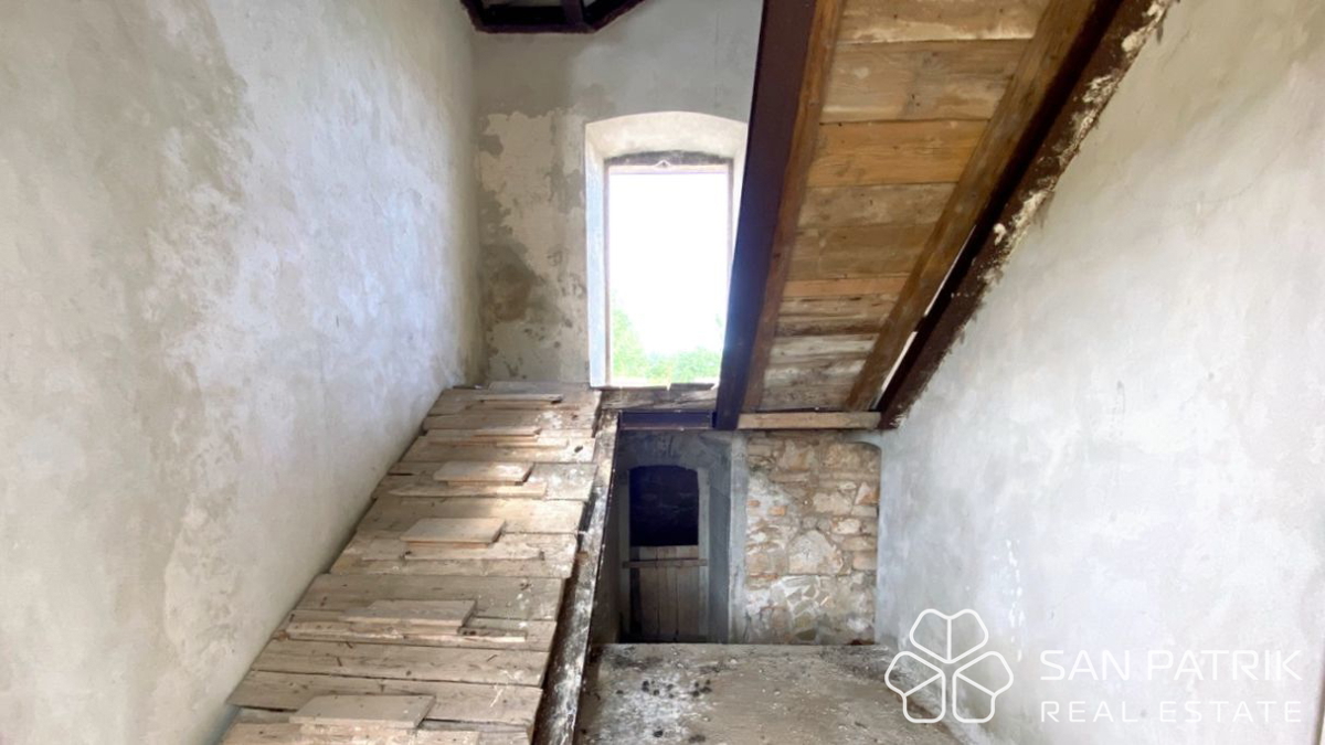 Zgodovinska posest z velikim turističnim potencialom, pogled na morje – Meduli