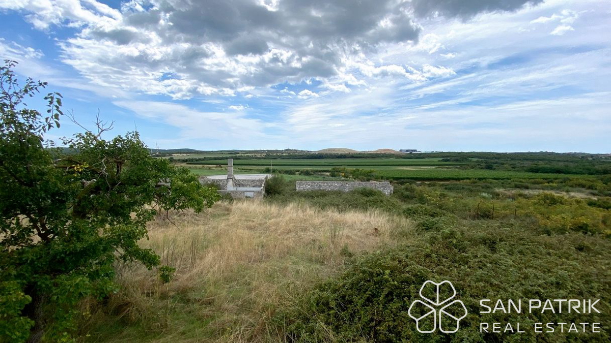 Zgodovinska posest z velikim turističnim potencialom, pogled na morje – Meduli