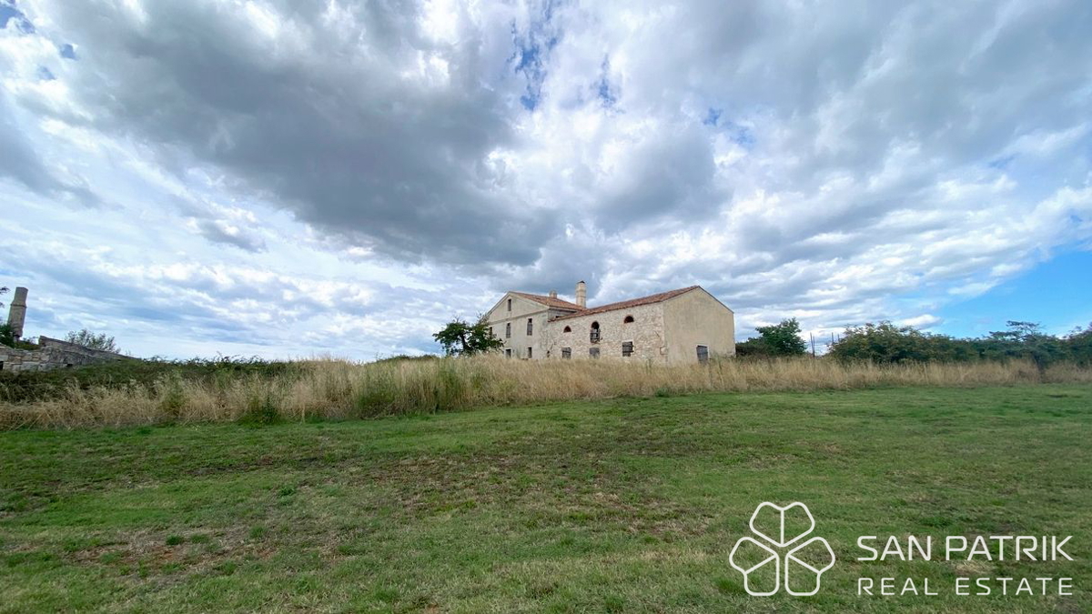 Zgodovinska posest z velikim turističnim potencialom, pogled na morje – Meduli