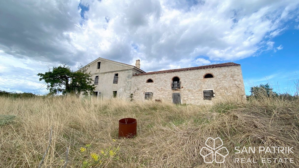 Zgodovinska posest z velikim turističnim potencialom, pogled na morje – Meduli