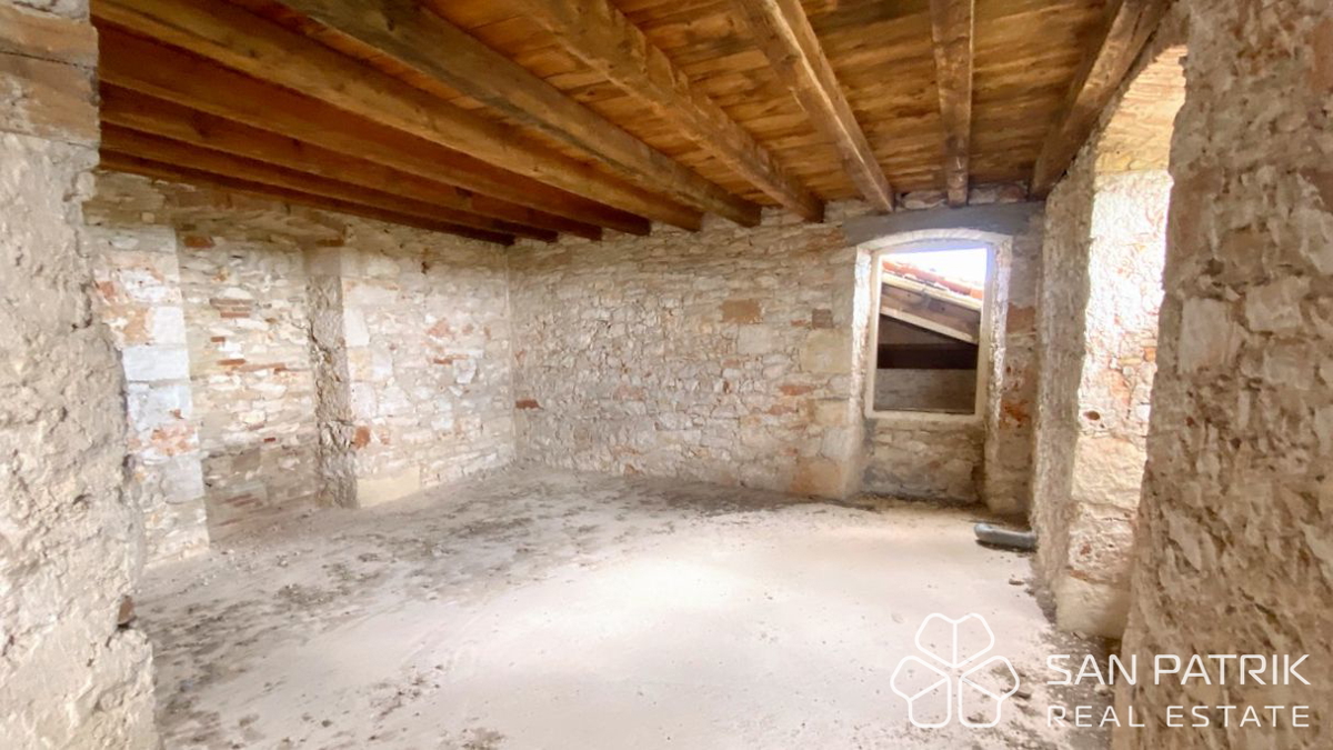 Zgodovinska posest z velikim turističnim potencialom, pogled na morje – Meduli