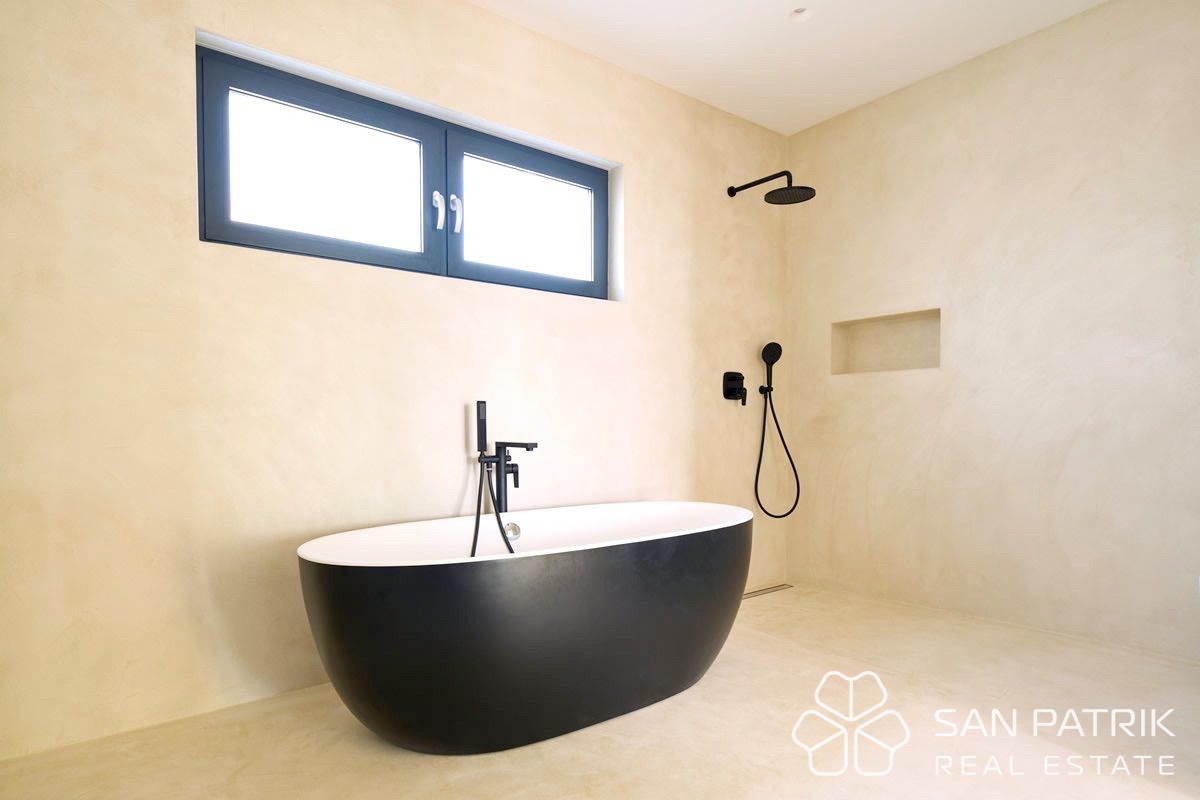 Moderna mediteranska vila z bazenom in panoramskim pogledom na morje