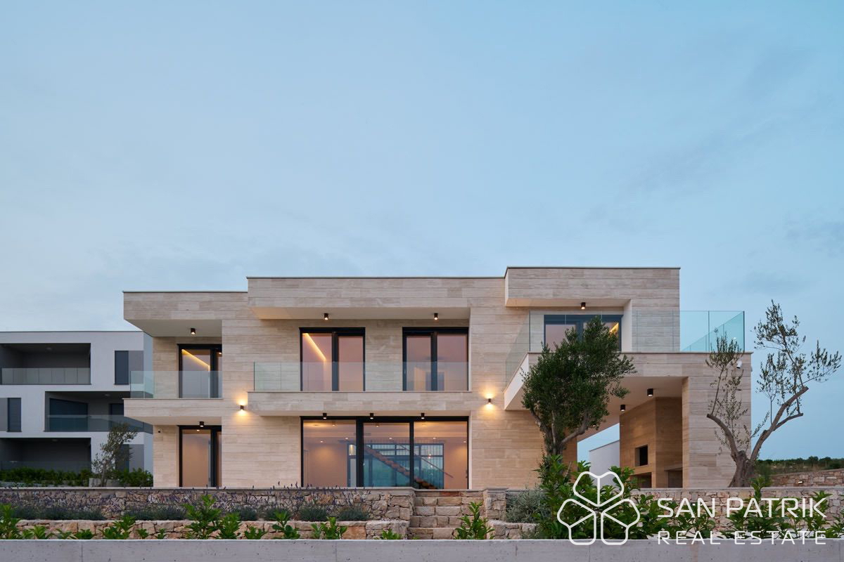 Moderna mediteranska vila z bazenom in panoramskim pogledom na morje