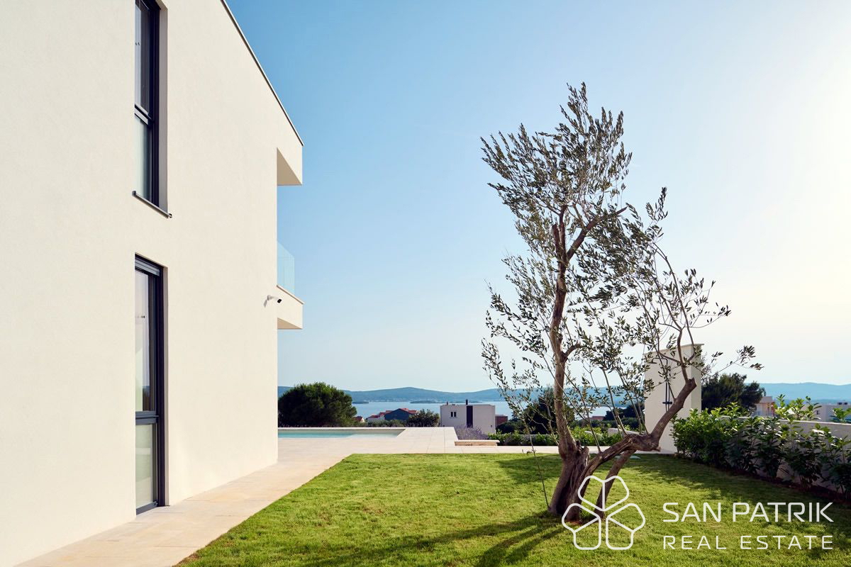 Moderna mediteranska vila z bazenom in panoramskim pogledom na morje