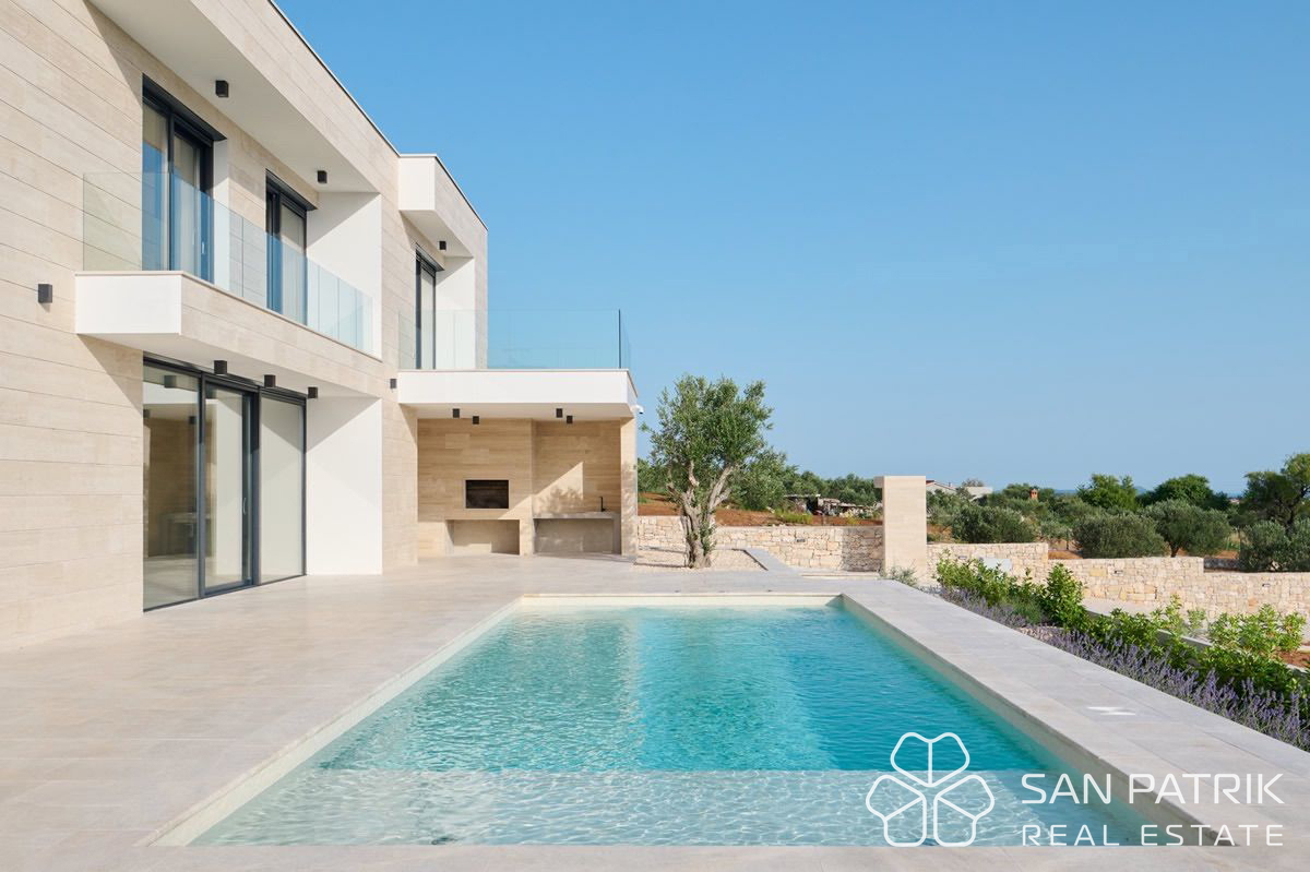 Moderna mediteranska vila z bazenom in panoramskim pogledom na morje