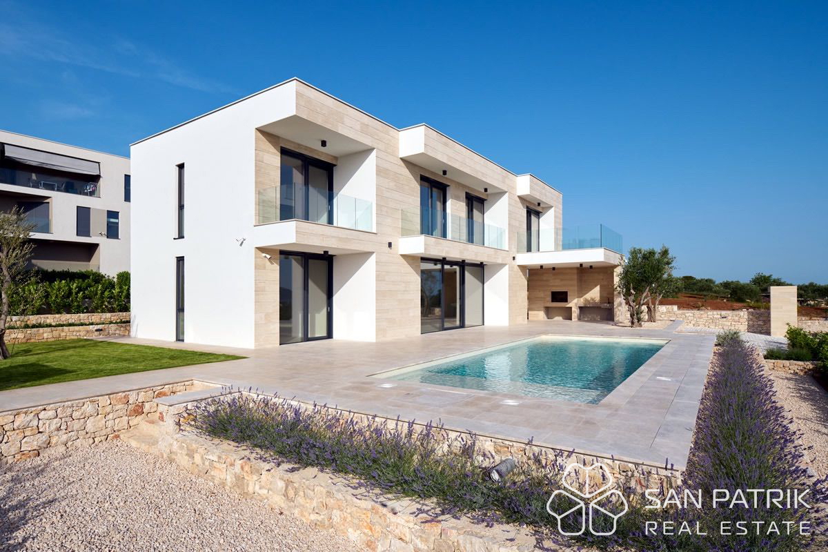 Moderna mediteranska vila z bazenom in panoramskim pogledom na morje