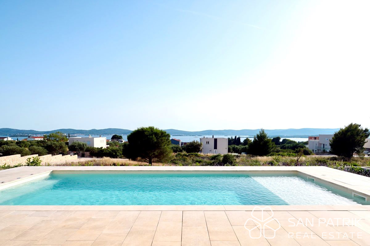 Moderna mediteranska vila z bazenom in panoramskim pogledom na morje