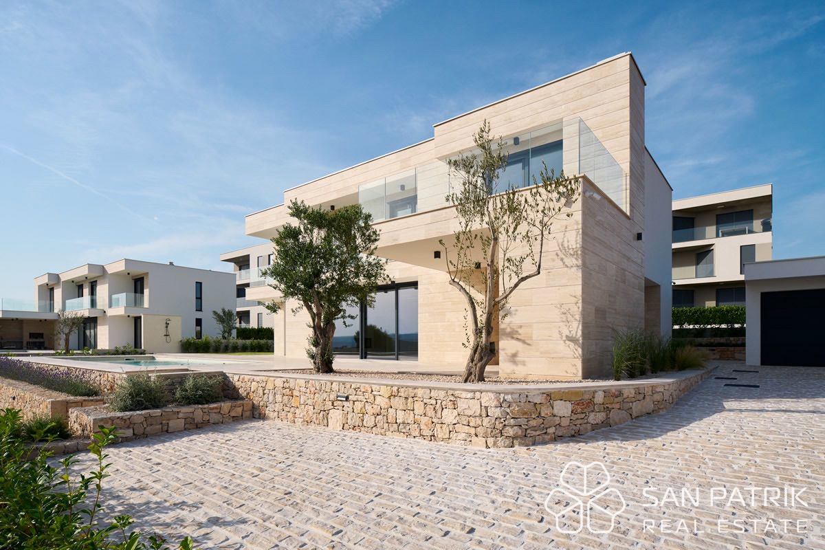 Moderna mediteranska vila z bazenom in panoramskim pogledom na morje