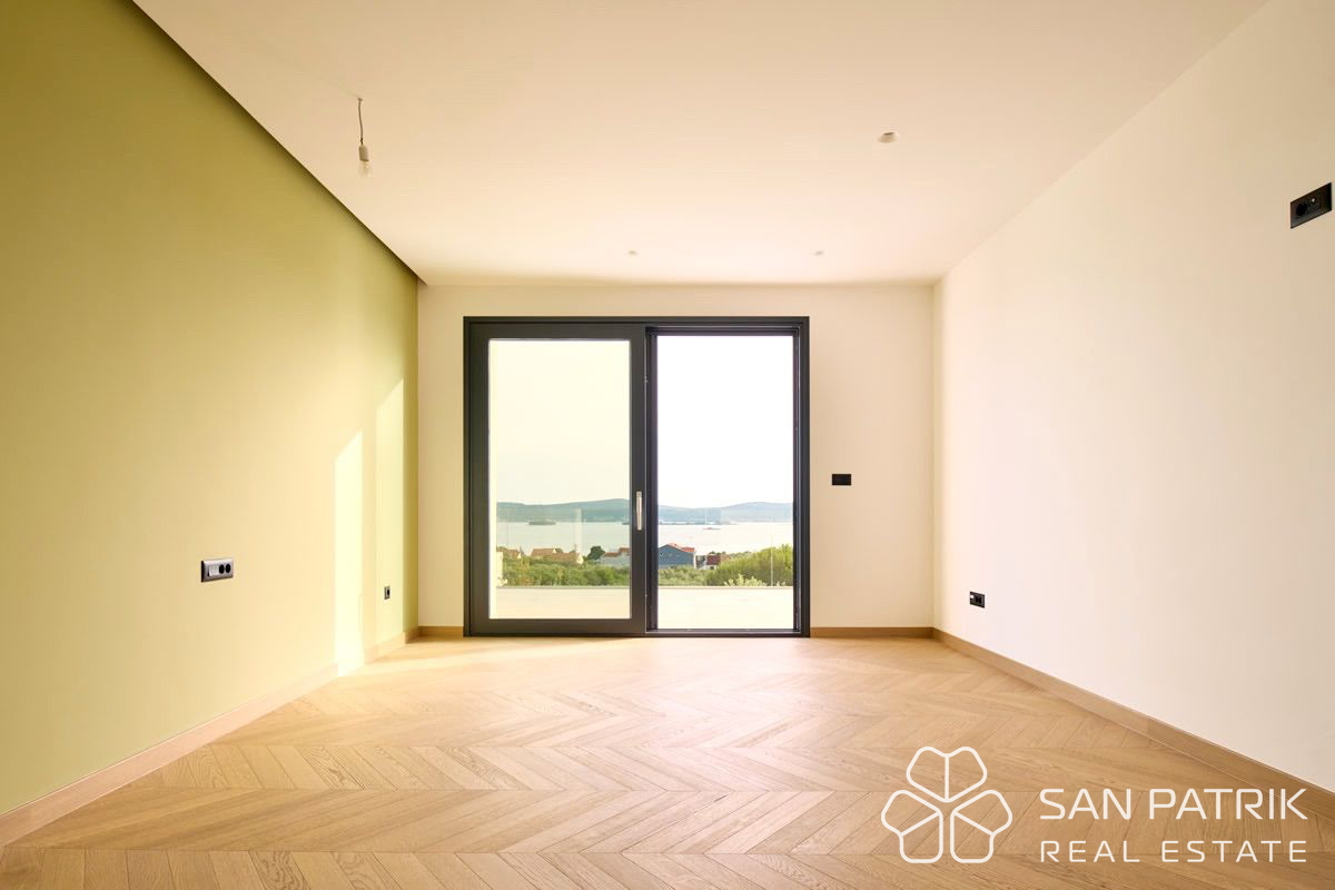 Moderna mediteranska vila z bazenom in panoramskim pogledom na morje