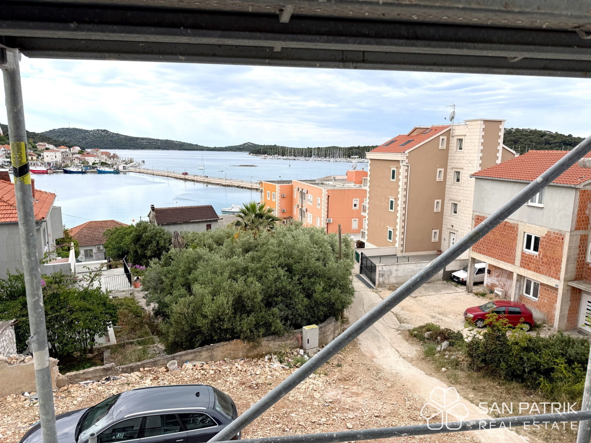 ROGOZNICA – NOVOGRADNJA V CENTRU, 70m OD MORJA – PANORAMSKI RAZGLED