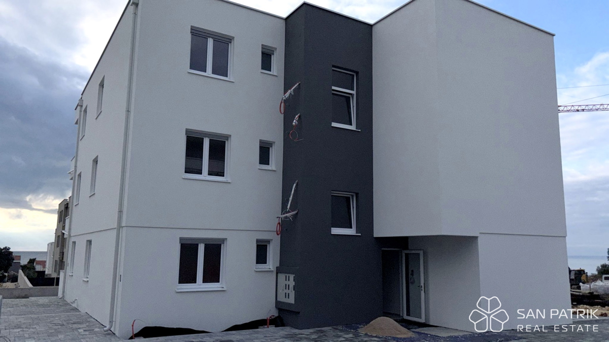 Novalja - sodoben apartma v mirnem naselju, 450 m od morja