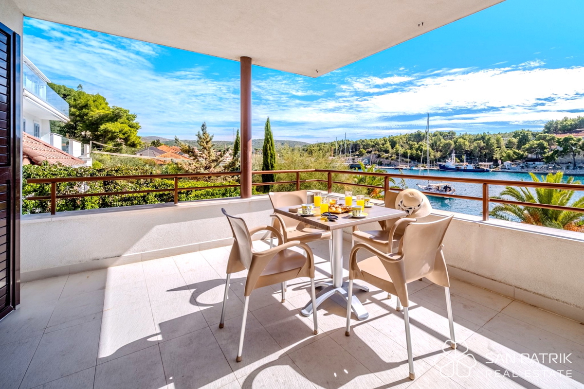 Stavba s 6 stanovanji v prvem vrsti ob morju, Milna, otok Brač