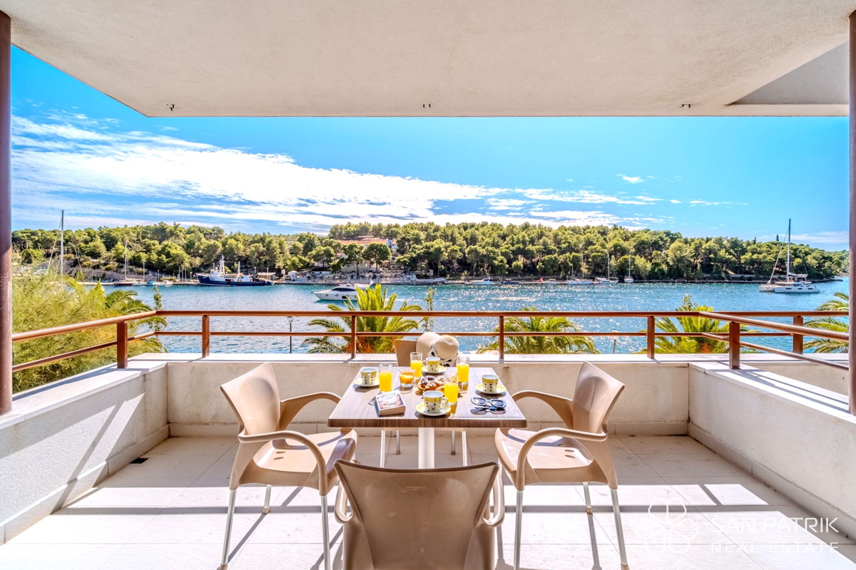 Stavba s 6 stanovanji v prvem vrsti ob morju, Milna, otok Brač