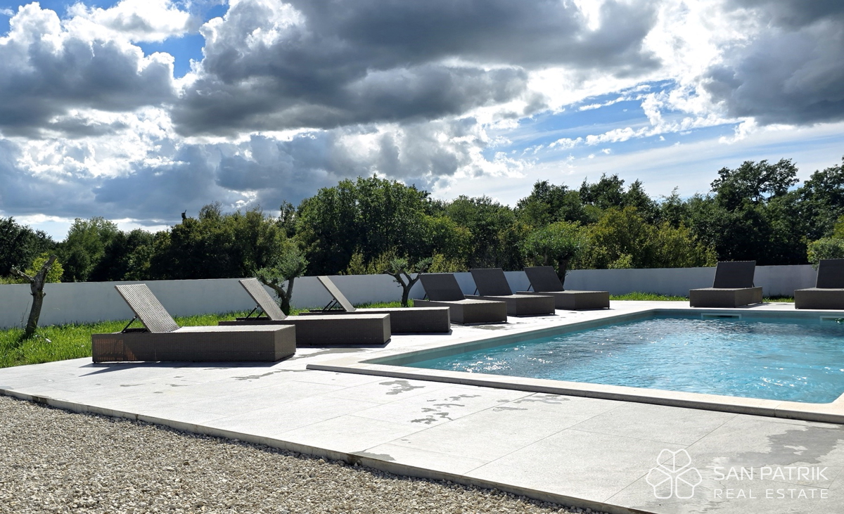 Moderna hiša s bazenom v naravnem okolju osrednje Istre