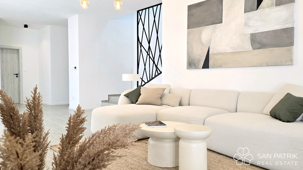 Moderna hiša s bazenom v naravnem okolju osrednje Istre