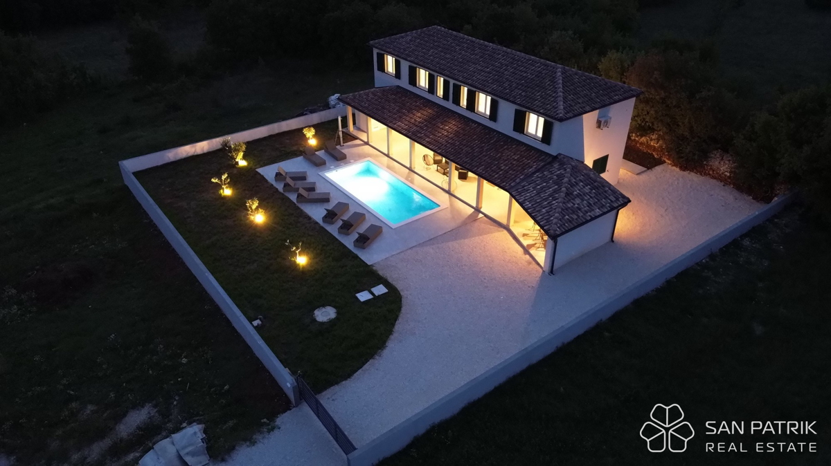 Moderna hiša s bazenom v naravnem okolju osrednje Istre