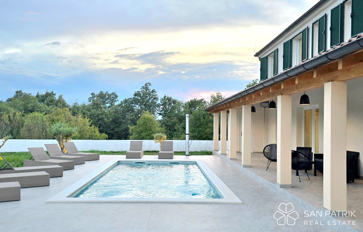 Moderna hiša s bazenom v naravnem okolju osrednje Istre