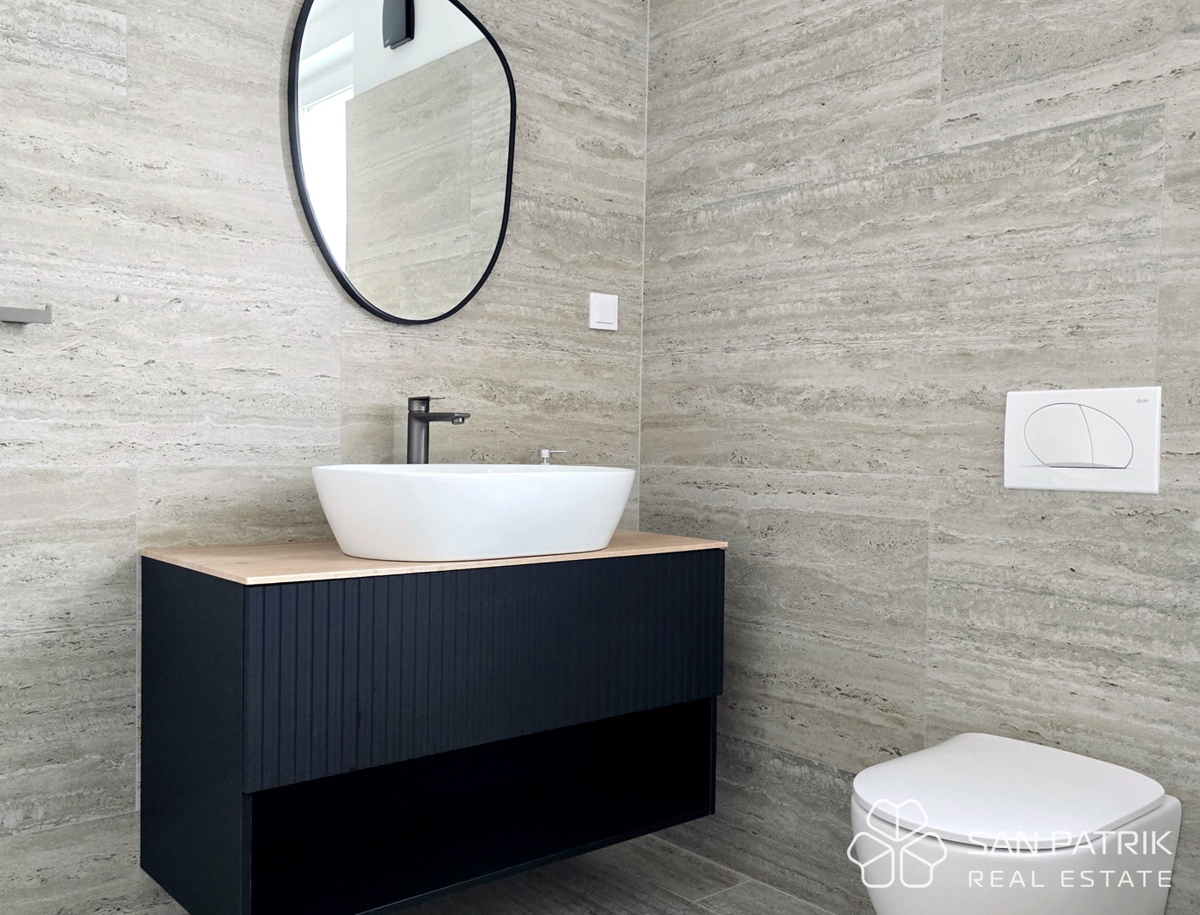 Moderna hiša s bazenom v naravnem okolju osrednje Istre