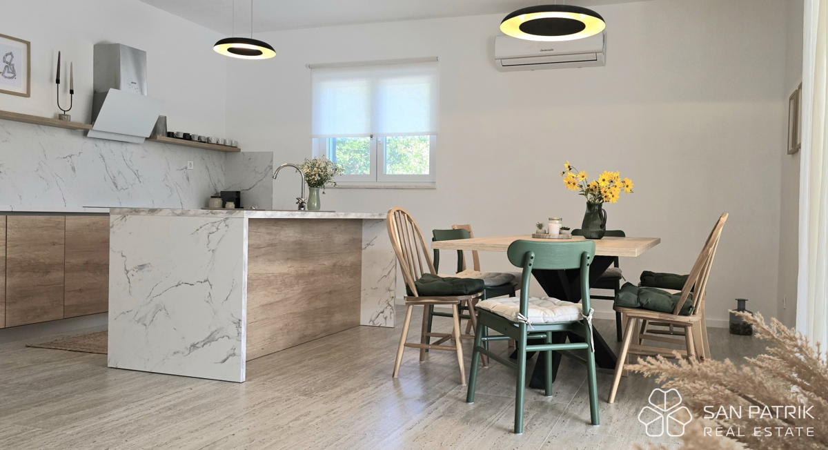 Moderna hiša s bazenom v naravnem okolju osrednje Istre