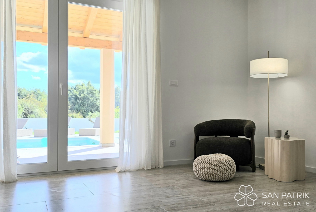 Moderna hiša s bazenom v naravnem okolju osrednje Istre