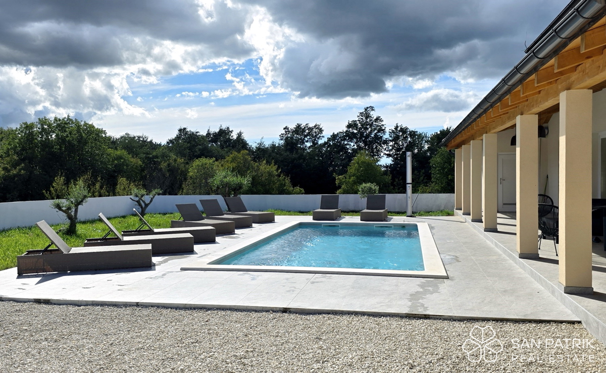 Moderna hiša s bazenom v naravnem okolju osrednje Istre