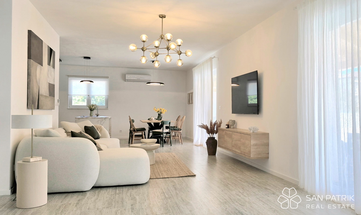 Moderna hiša s bazenom v naravnem okolju osrednje Istre