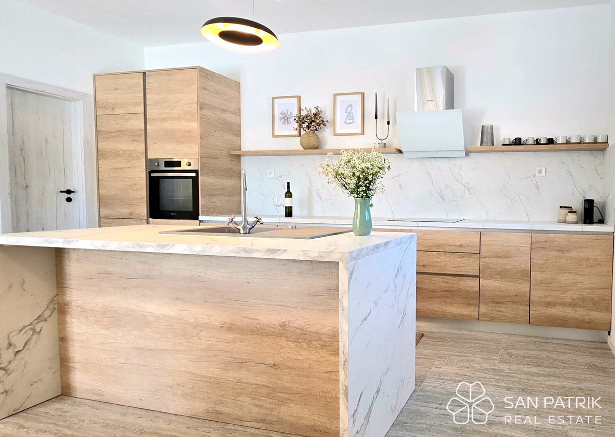 Moderna hiša s bazenom v naravnem okolju osrednje Istre