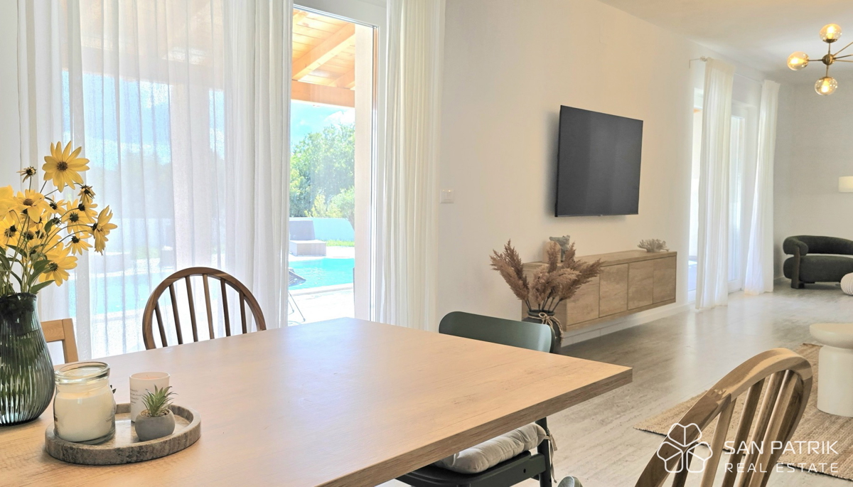 Moderna hiša s bazenom v naravnem okolju osrednje Istre