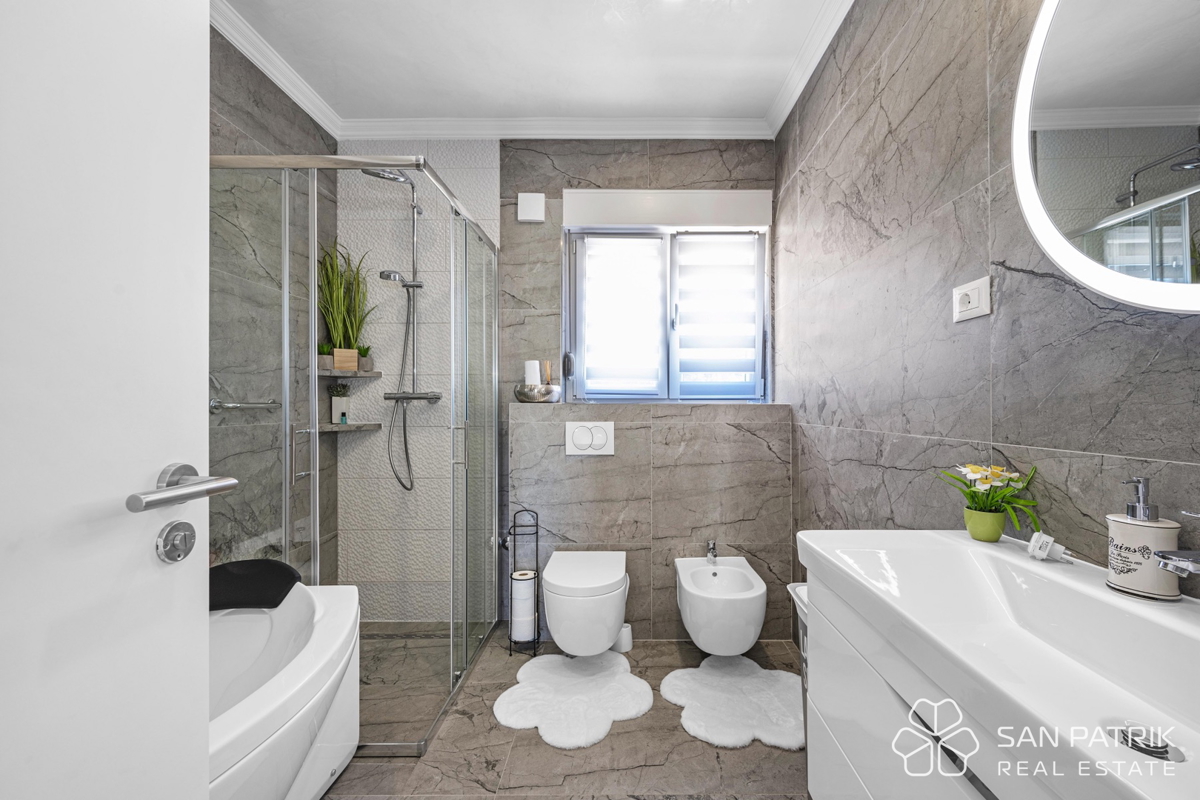 Moderna pritlična hiša (142 m2) z velikim vrtom, 5 min od Šibenika